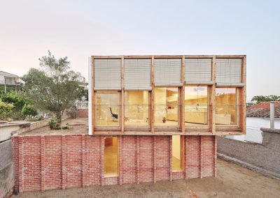 Casa sobre un zócalo de ladrillo